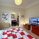 Design Flat With Stucco In Norrebro 코펜하겐